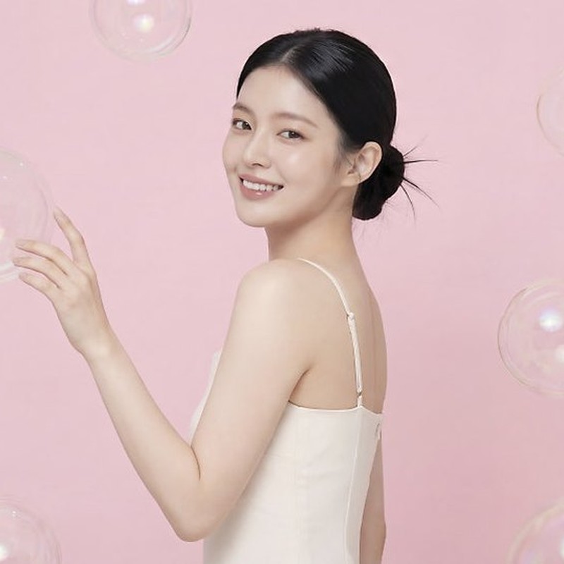 분홍 배경 인물