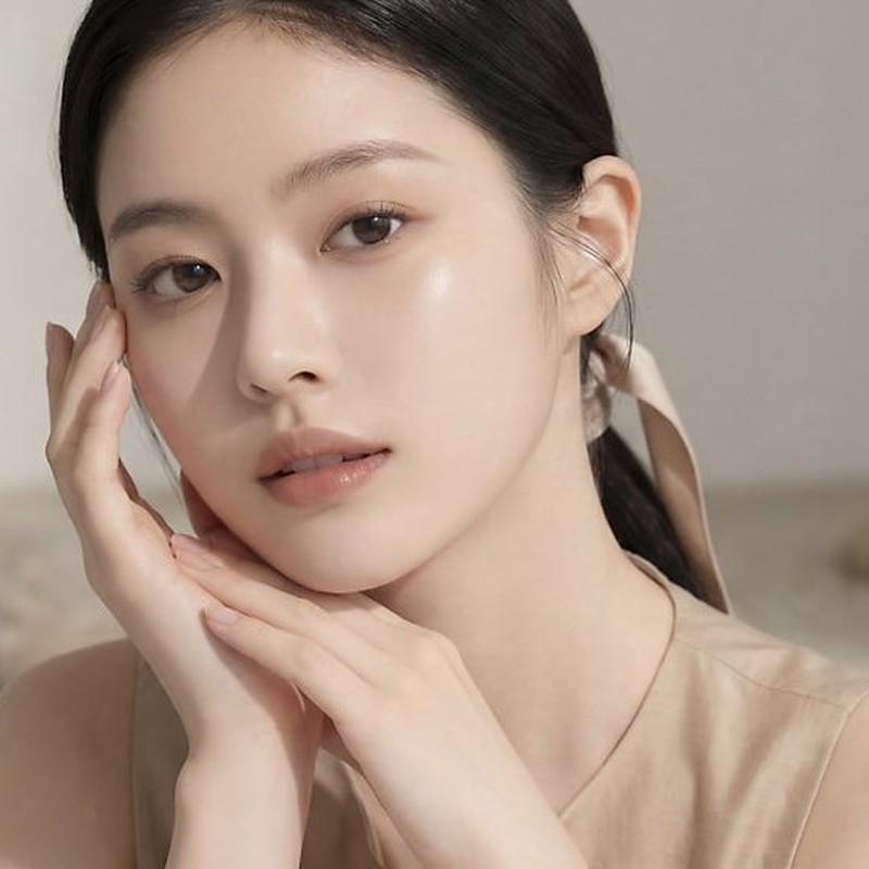 볼 감싼 인물