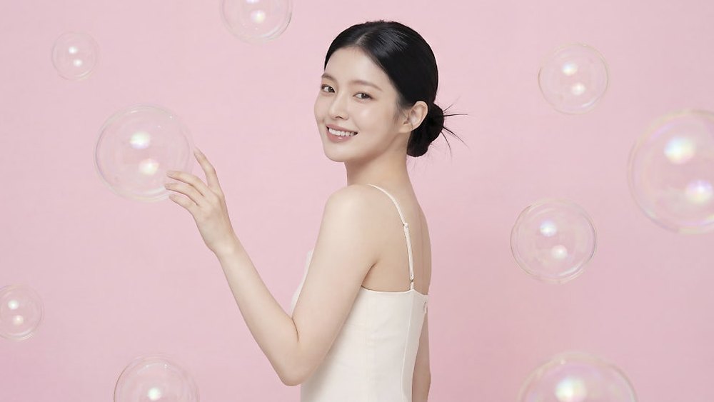 분홍 배경 인물